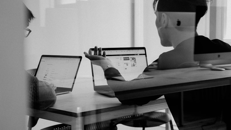 凤凰联盟二号站平台与多国代表签署合作协议，推动跨境数字经济发展的签约仪式照片