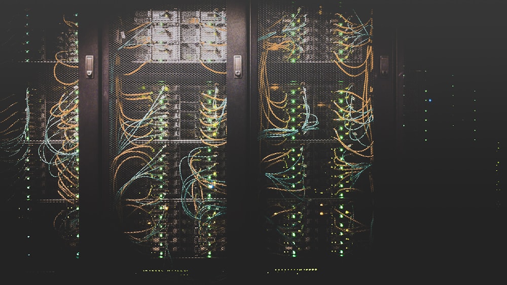 展示微服务与云原生技术架构的抽象概念图，蓝色线条连接多个独立服务模块