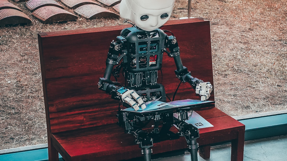 国际观察视角下，展示全球数字网络连接与科技生态系统的概念图，象征凤凰联盟二号站平台的连接作用